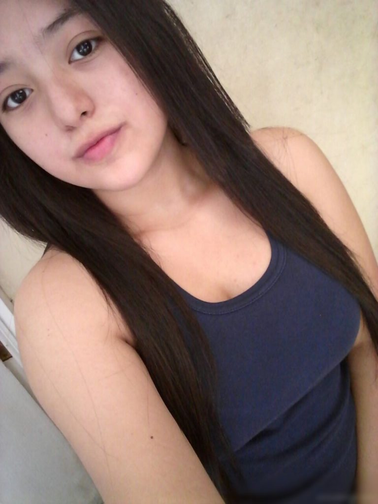 Pack De Carolina Jovencita Culona Y Tetona Enseñando Sus Tetas (VIP